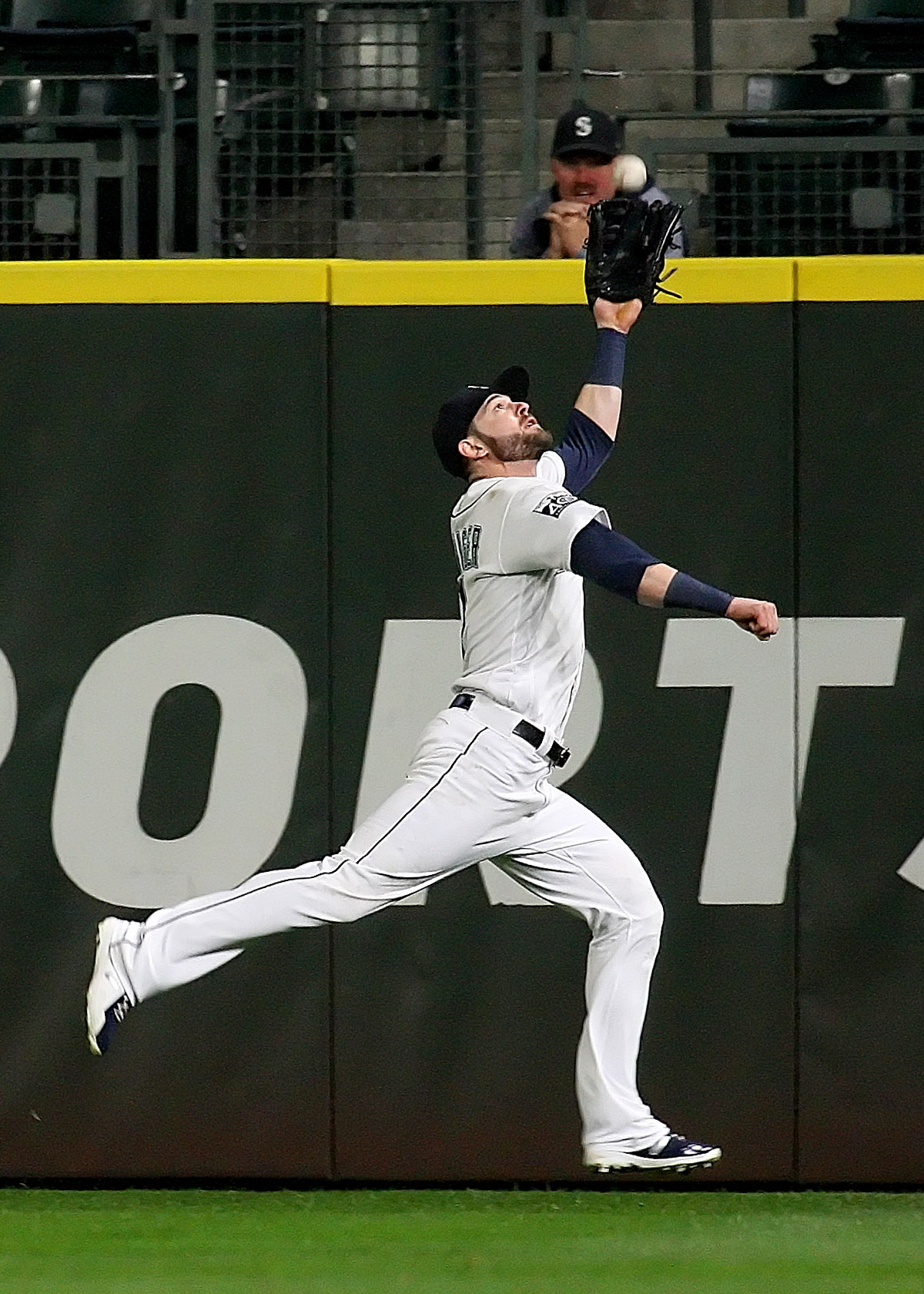 Mitch Haniger catch Mitch Haniger catch